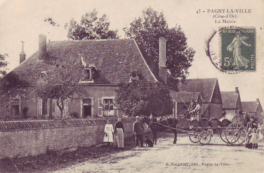 L'ancienne Mairie jusqu'en 1907 et attelage de tonneaux