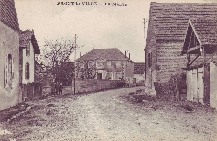 Grande rue et la Mairie au fond