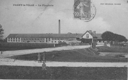 Les enfants posent devant la féculerie