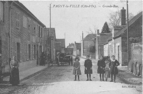 La grande rue devant le café Menu