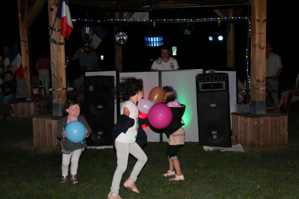 Le DJ fait danser les enfants