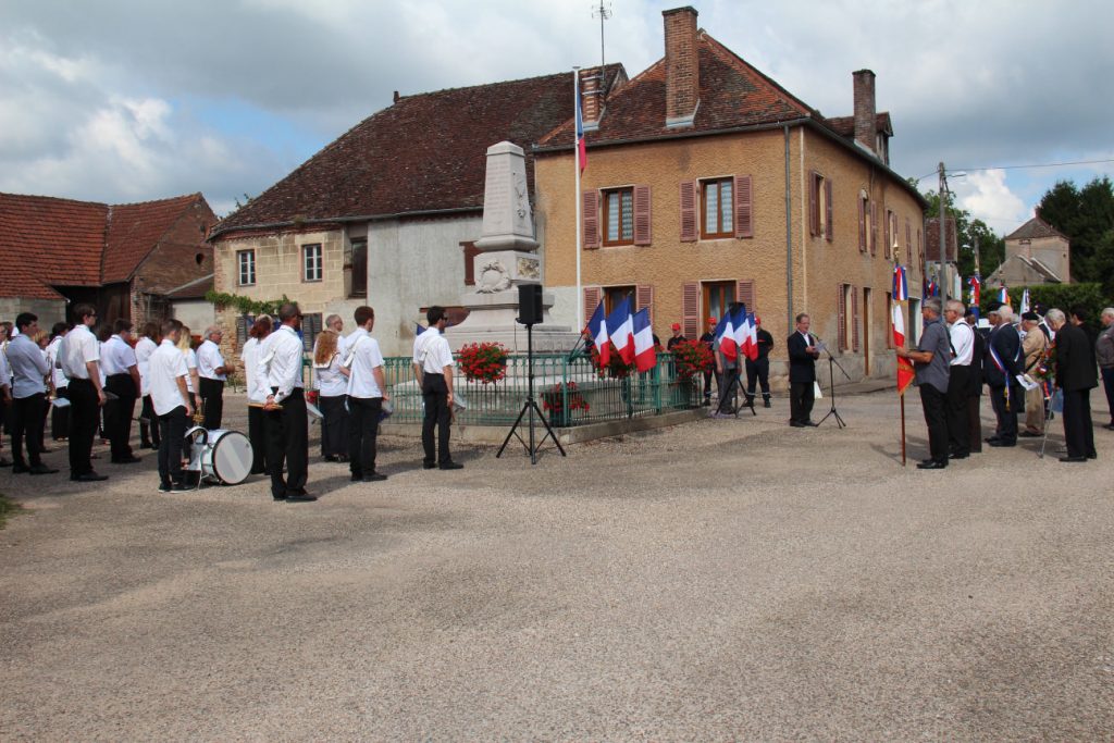 Cérémonie au monument aux morts