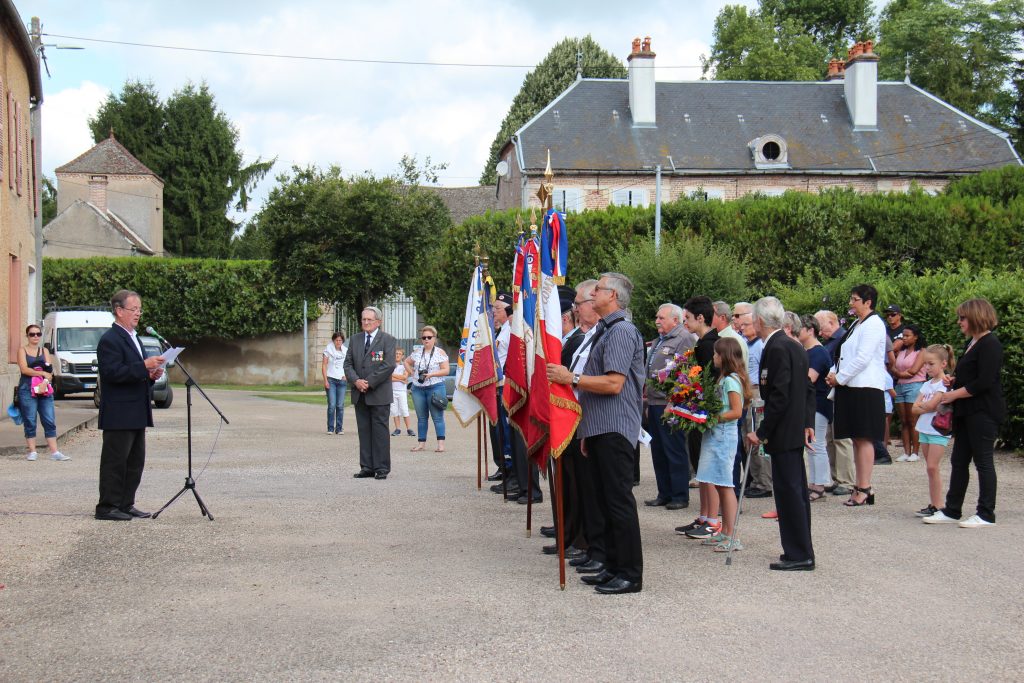 Devant le monument