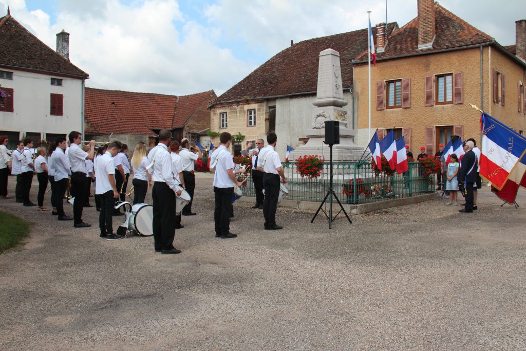 Cérémonie au monument