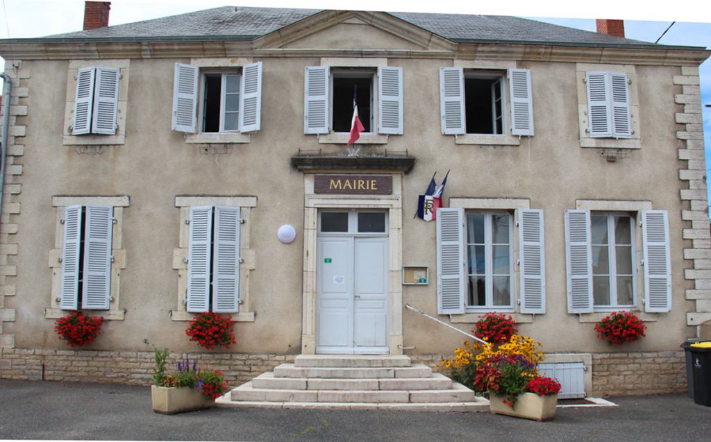 Mairie de face au 30 Grande rue