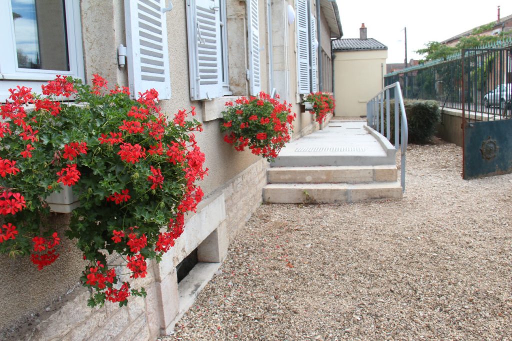 Jardinières côté rue de l'église