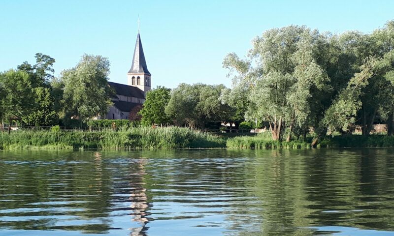 Vue de l'église depuis une barque